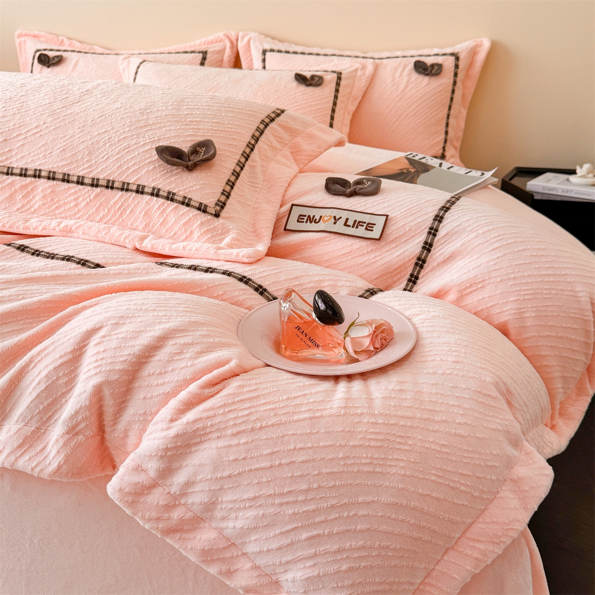 91家纺网 家纺一手货源 找家纺 慕木家纺 2025新款牛奶绒雕花织带款梦巢系列四件套 梦巢-玉粉