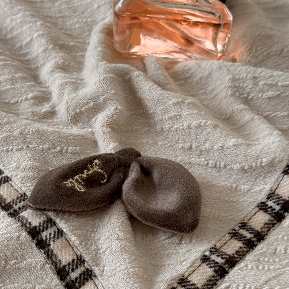 91家纺网 家纺一手货源 找家纺 慕木家纺 2025新款牛奶绒雕花织带款梦巢系列四件套 梦巢-麦卡其