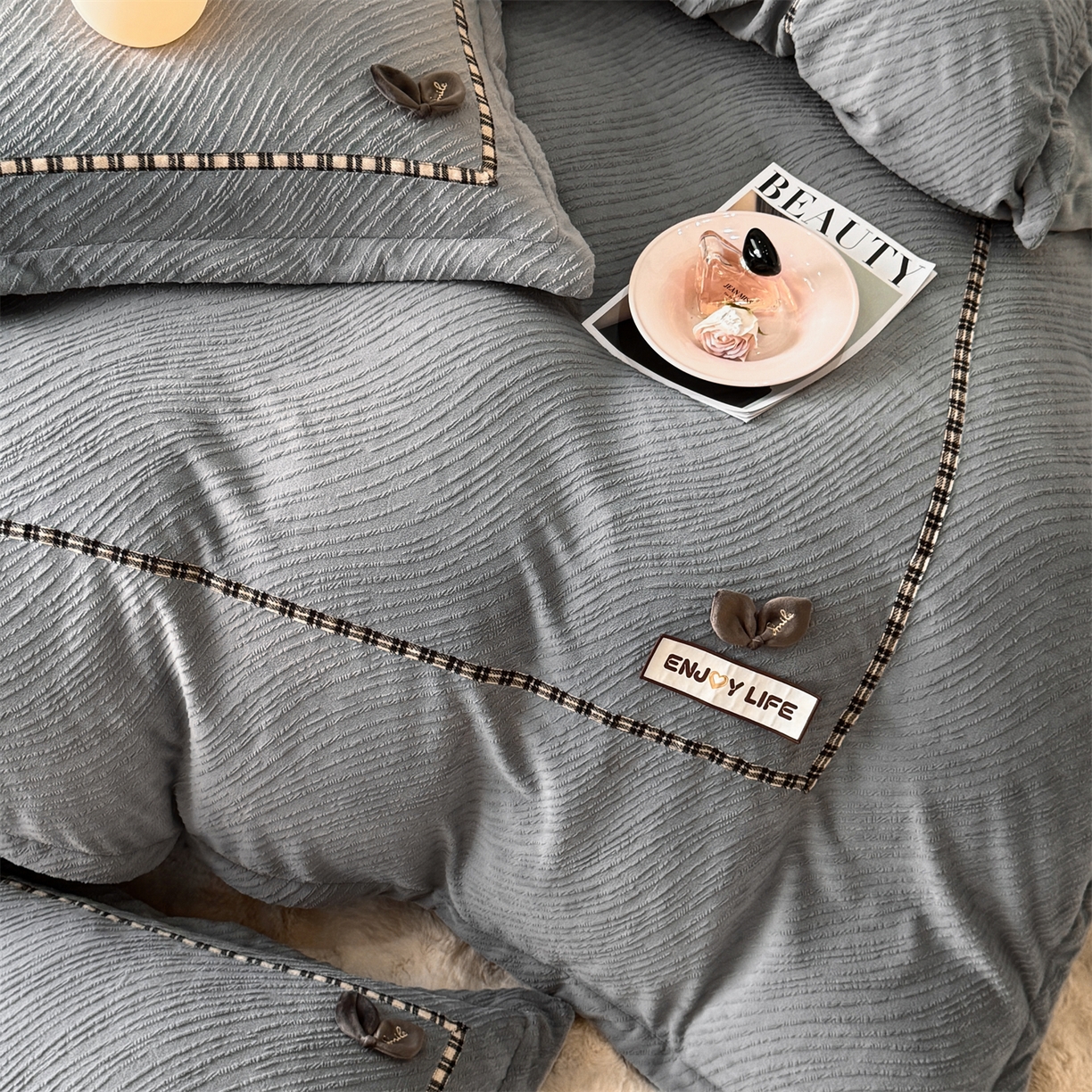 91家纺网 家纺一手货源 找家纺 慕木家纺 2025新款牛奶绒雕花织带款梦巢系列四件套 梦巢-金典灰