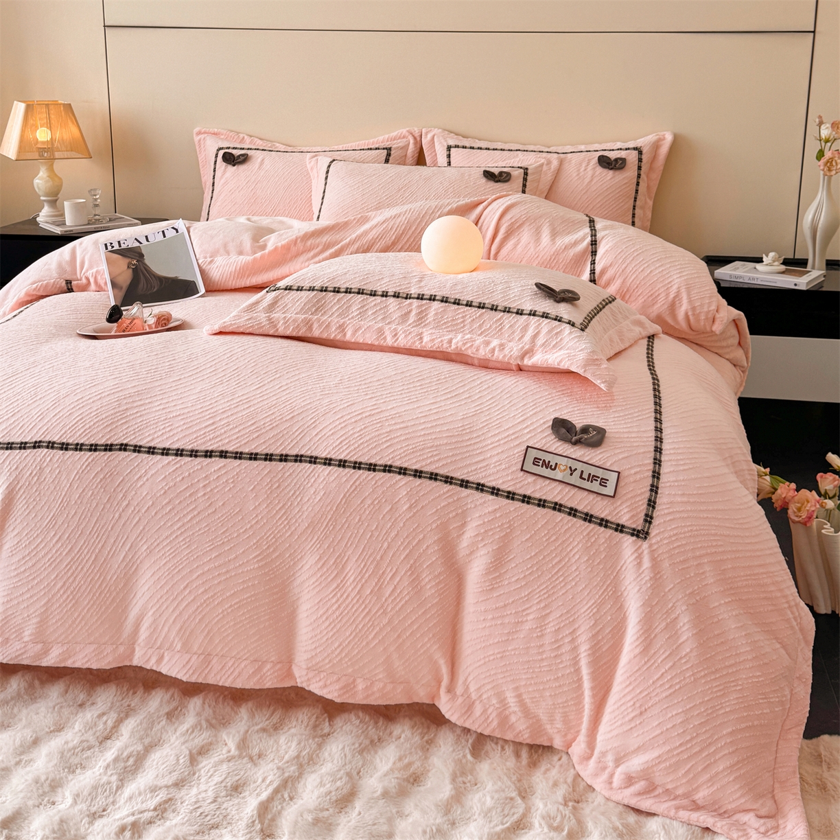 91家纺网 家纺一手货源 找家纺 慕木家纺 2025新款牛奶绒雕花织带款梦巢系列四件套 梦巢-玉粉