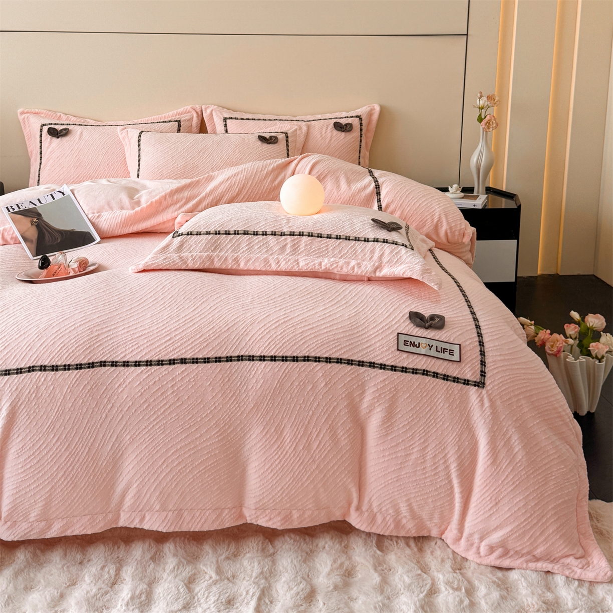 91家纺网 家纺一手货源 找家纺 慕木家纺 2025新款牛奶绒雕花织带款梦巢系列四件套 梦巢-玉粉