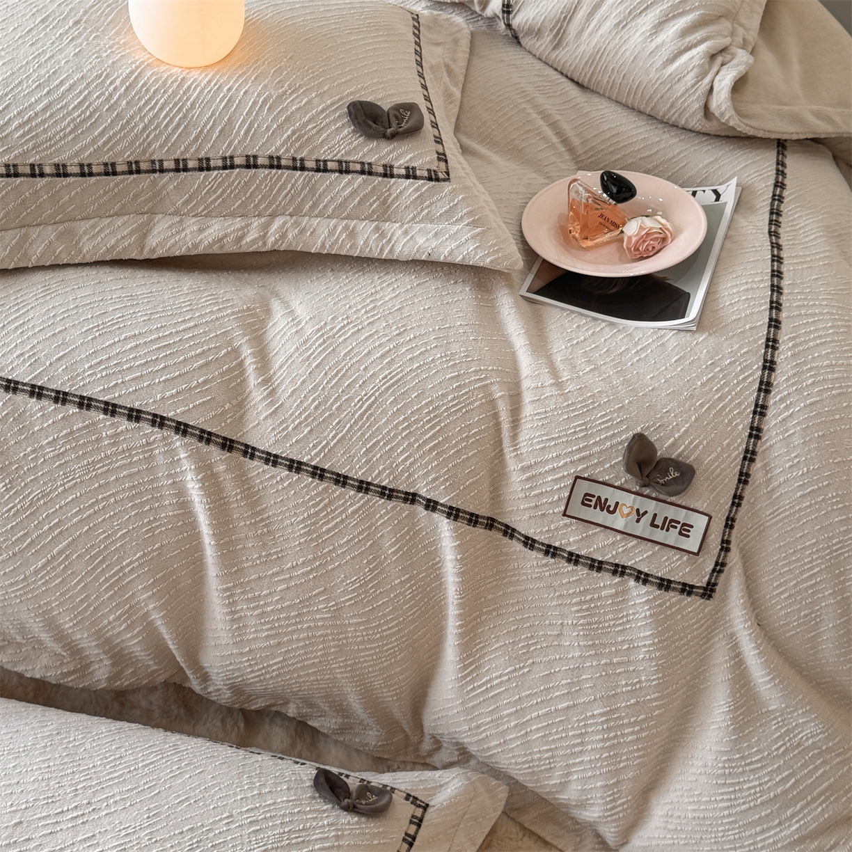 91家纺网 家纺一手货源 找家纺 慕木家纺 2025新款牛奶绒雕花织带款梦巢系列四件套 梦巢-麦卡其