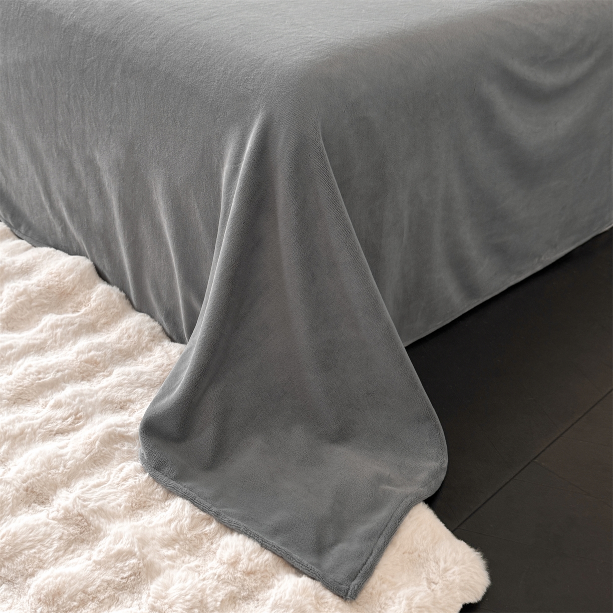 91家纺网 家纺一手货源 找家纺 慕木家纺 2025新款牛奶绒雕花织带款梦巢系列四件套 梦巢-金典灰