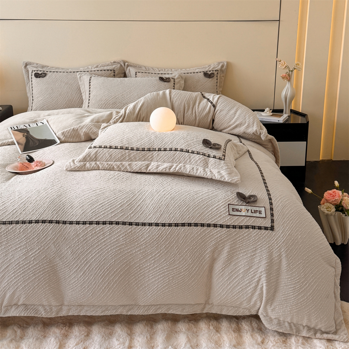 91家纺网 家纺一手货源 找家纺 慕木家纺 2025新款牛奶绒雕花织带款梦巢系列四件套 梦巢-麦卡其