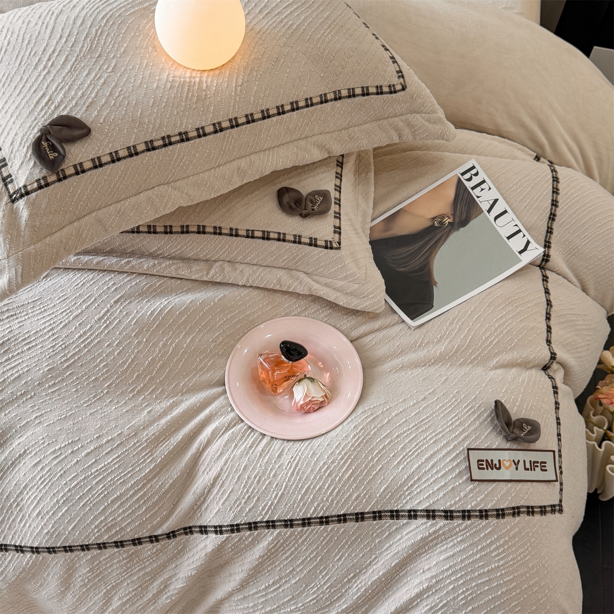 91家纺网 家纺一手货源 找家纺 慕木家纺 2025新款牛奶绒雕花织带款梦巢系列四件套 梦巢-麦卡其