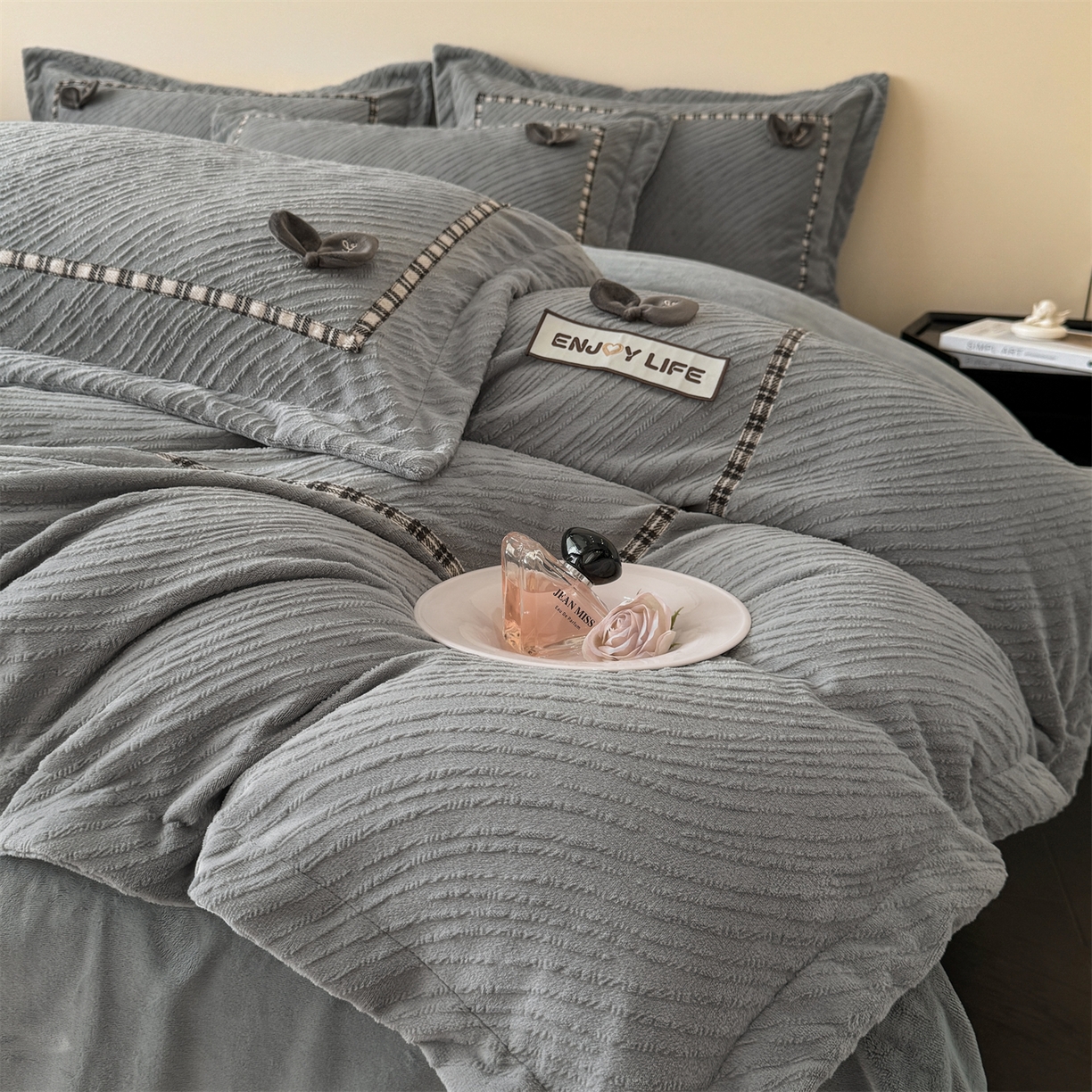 91家纺网 家纺一手货源 找家纺 慕木家纺 2025新款牛奶绒雕花织带款梦巢系列四件套 梦巢-金典灰