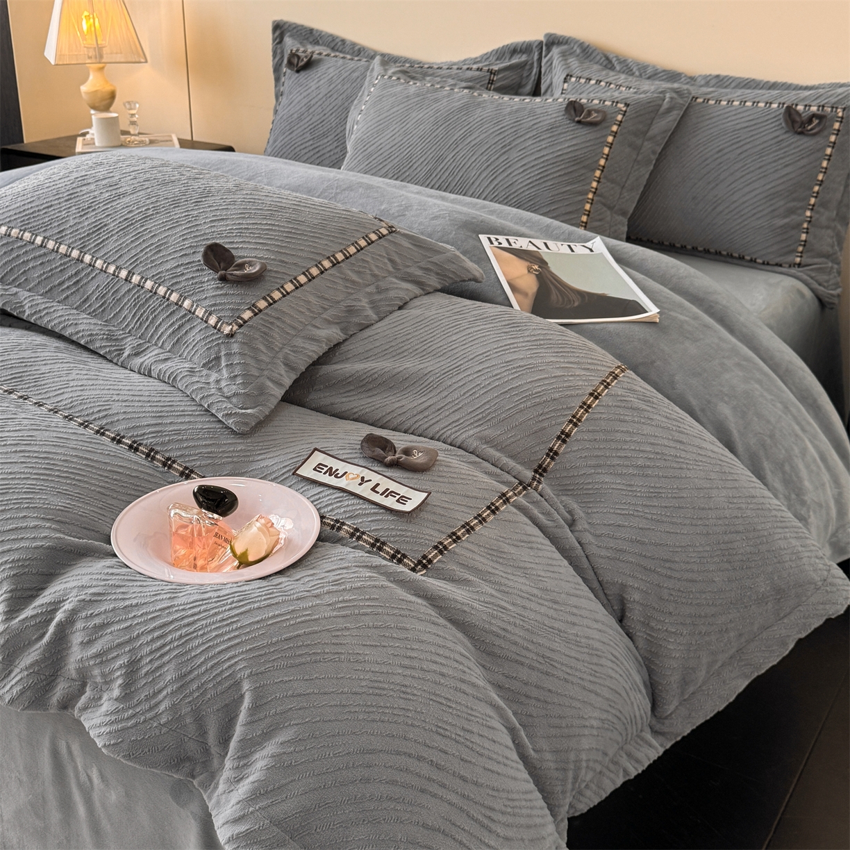 91家纺网 家纺一手货源 找家纺 慕木家纺 2025新款牛奶绒雕花织带款梦巢系列四件套 梦巢-金典灰