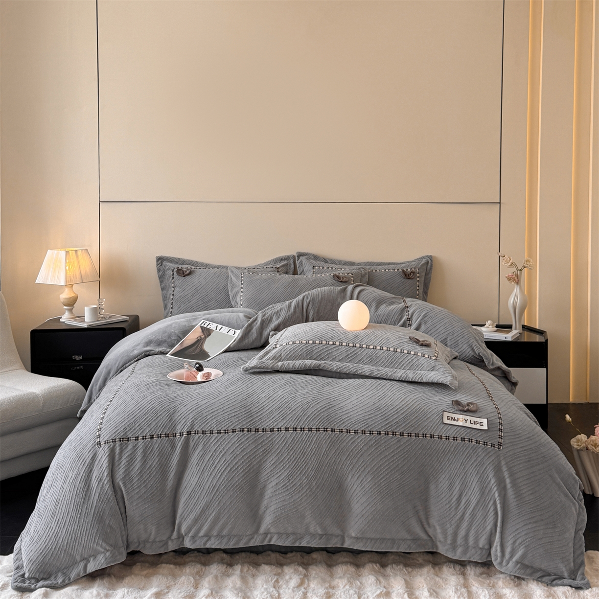 91家纺网 家纺一手货源 找家纺 慕木家纺 2025新款牛奶绒雕花织带款梦巢系列四件套 梦巢-金典灰