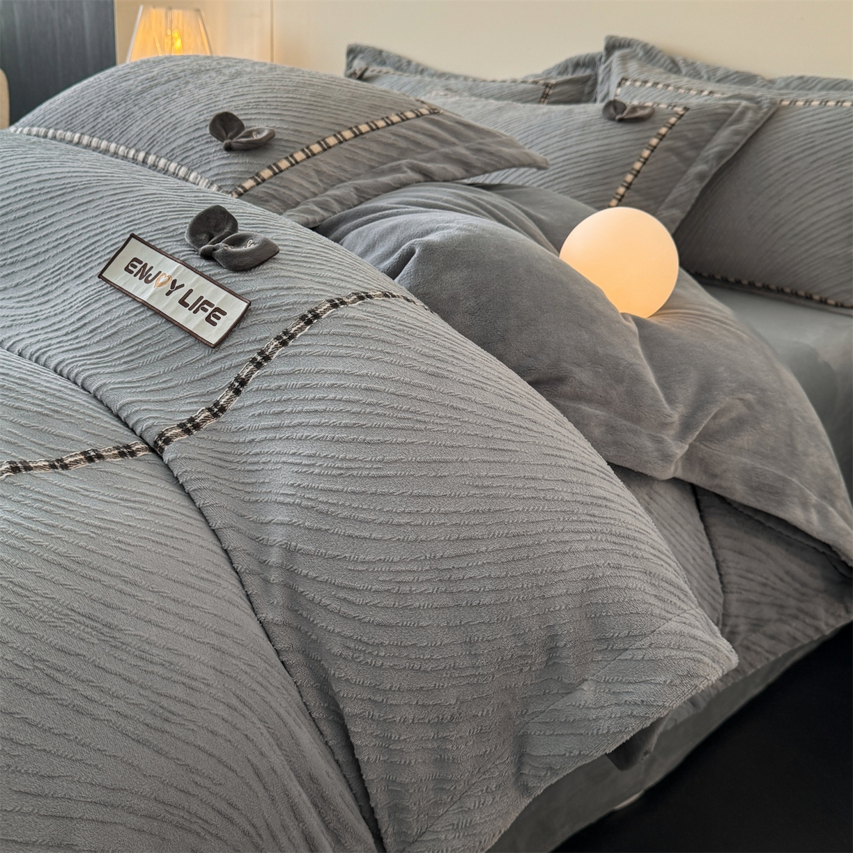 91家纺网 家纺一手货源 找家纺 慕木家纺 2025新款牛奶绒雕花织带款梦巢系列四件套 梦巢-金典灰