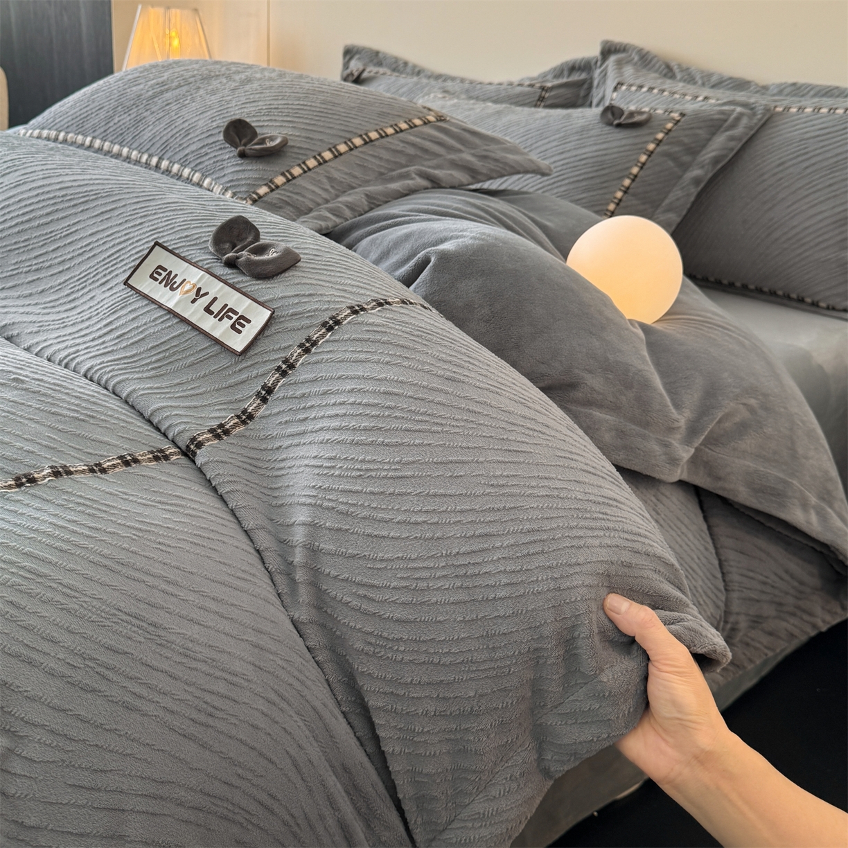 91家纺网 家纺一手货源 找家纺 慕木家纺 2025新款牛奶绒雕花织带款梦巢系列四件套 梦巢-金典灰