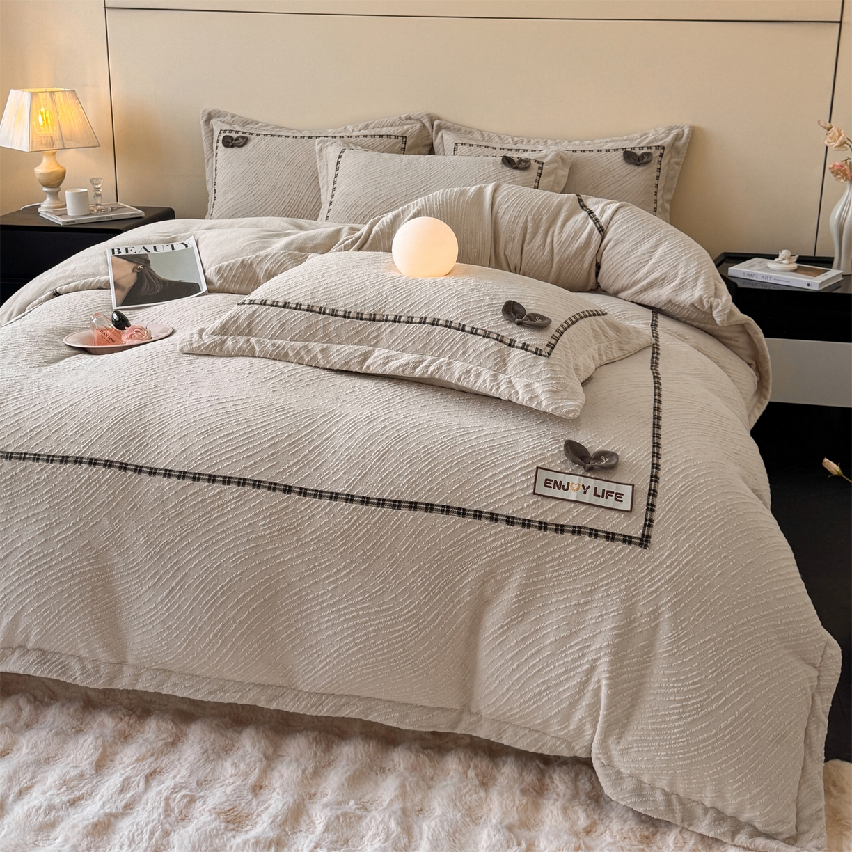 91家纺网 家纺一手货源 找家纺 慕木家纺 2025新款牛奶绒雕花织带款梦巢系列四件套 梦巢-麦卡其