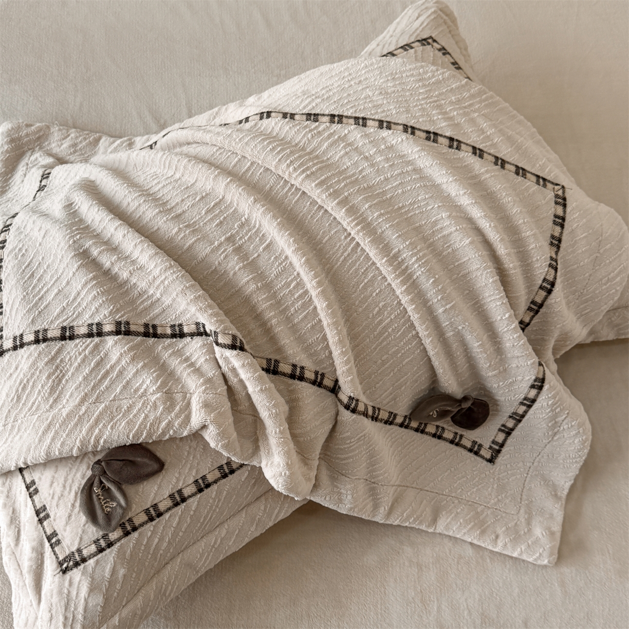 91家纺网 家纺一手货源 找家纺 慕木家纺 2025新款牛奶绒雕花织带款梦巢系列四件套 梦巢-麦卡其