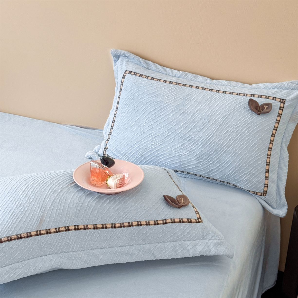 91家纺网 家纺一手货源 找家纺 慕木家纺 2025新款牛奶绒雕花织带款梦巢系列四件套 梦巢-星空蓝