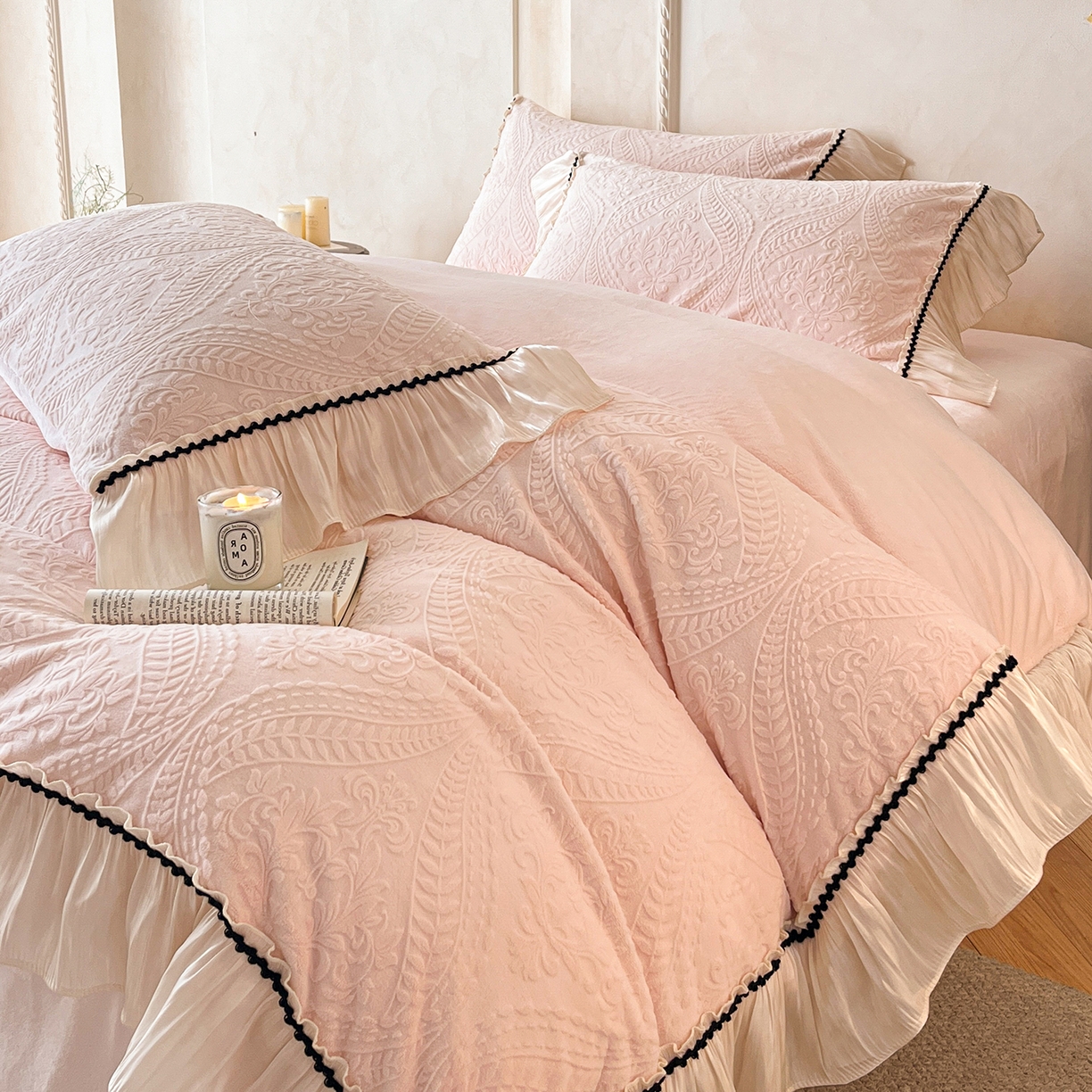 91家纺网 家纺一手货源 找家纺 慕木家纺 2025新款巴洛克花边牛奶绒剪花四件套 巴洛克-千禧粉