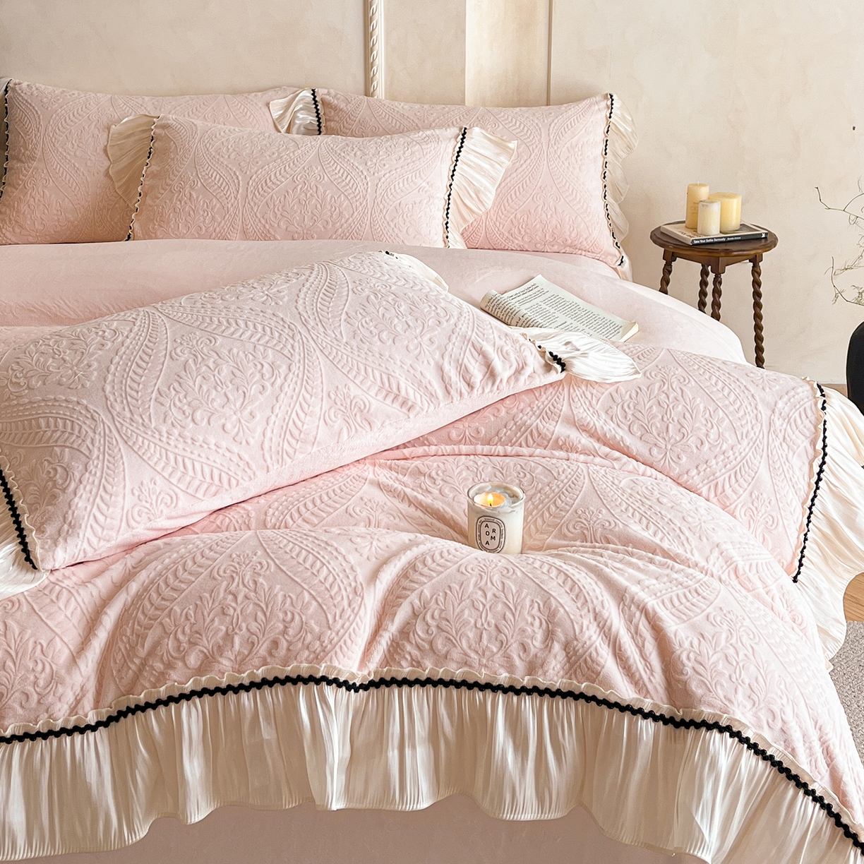 91家纺网 家纺一手货源 找家纺 慕木家纺 2025新款巴洛克花边牛奶绒剪花四件套 巴洛克-千禧粉