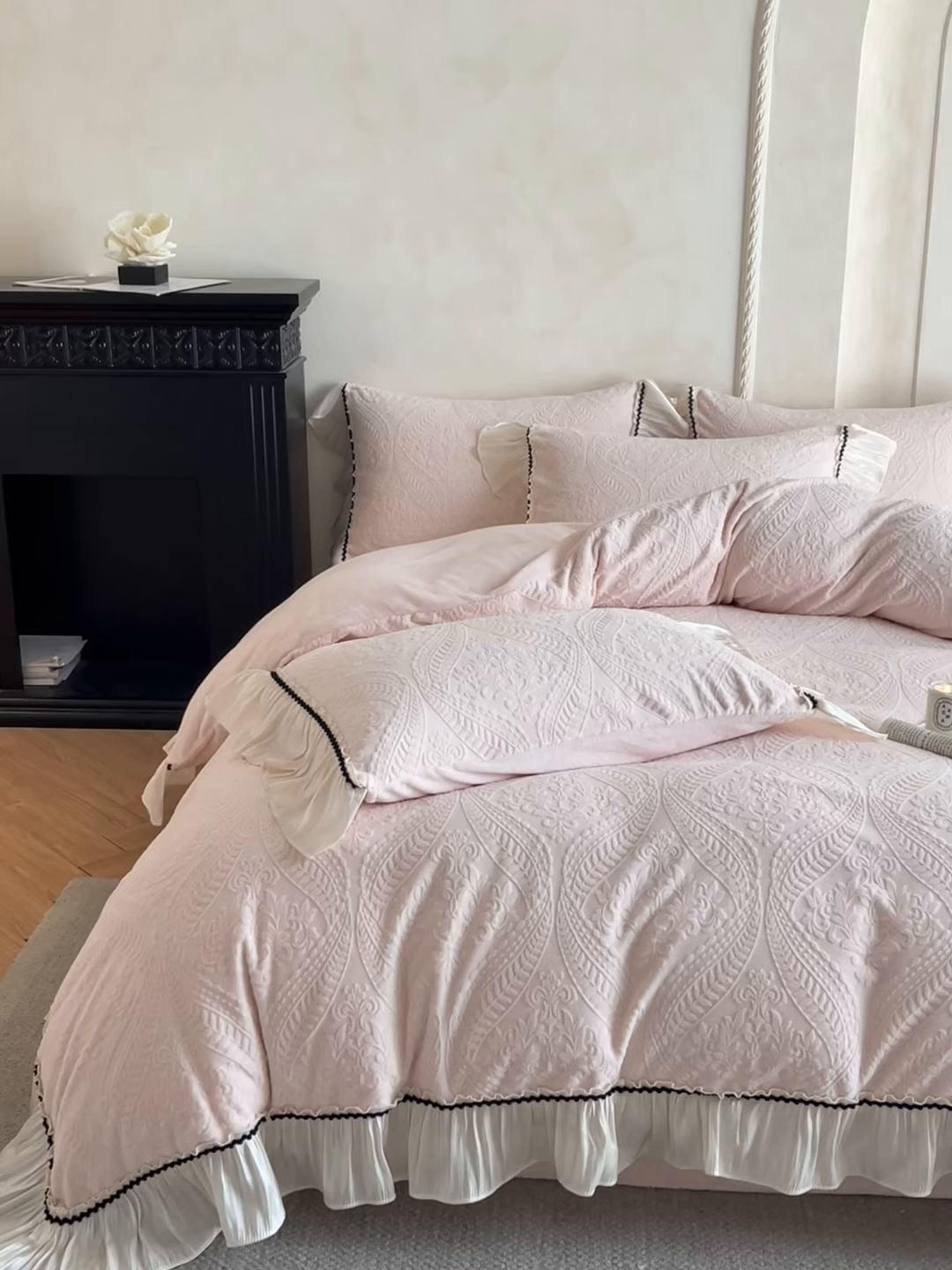 91家纺网 家纺一手货源 找家纺 慕木家纺 2025新款巴洛克花边牛奶绒剪花四件套 巴洛克-千禧粉