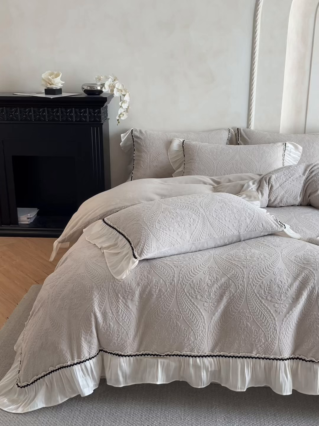 91家纺网 家纺一手货源 找家纺 慕木家纺 2025新款巴洛克花边牛奶绒剪花四件套 巴洛克-复古灰