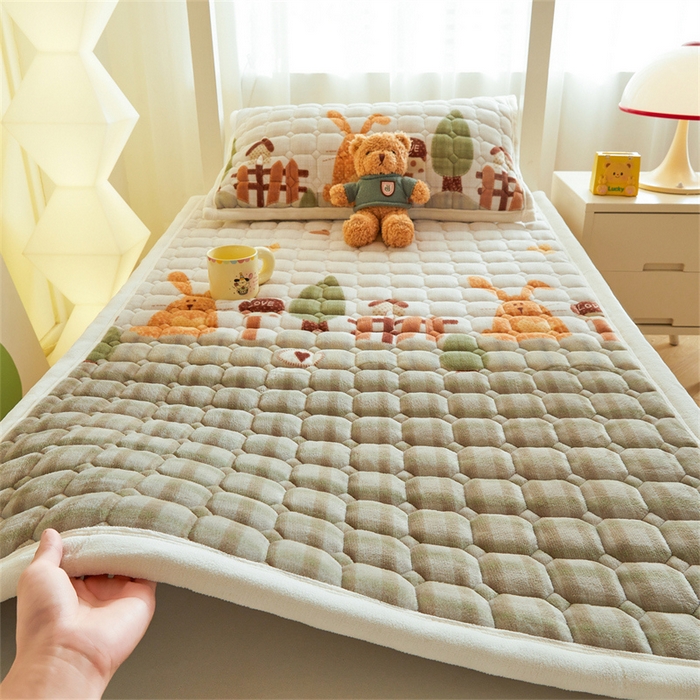 91家纺网 家纺一手货源 找家纺 慕木家纺 2025新款学生床牛奶绒印花床垫床护垫 床褥垫-萝卜兔