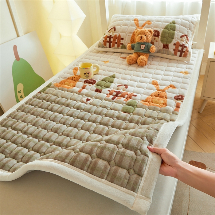 91家纺网 家纺一手货源 找家纺 慕木家纺 2025新款学生床牛奶绒印花床垫床护垫 床褥垫-萝卜兔