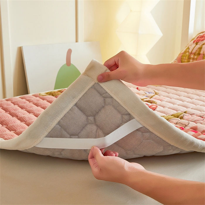 91家纺网 家纺一手货源 找家纺 慕木家纺 2025新款学生床牛奶绒印花床垫床护垫 床褥垫-芭比猫