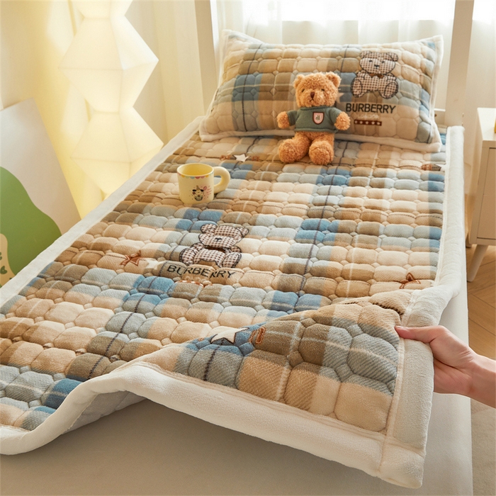 慕木家纺 2025新款学生床牛奶绒印花床垫床护垫 床褥垫-绿格熊