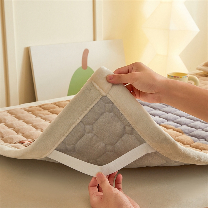 91家纺网 家纺一手货源 找家纺 慕木家纺 2025新款学生床牛奶绒印花床垫床护垫 床褥垫-水波熊