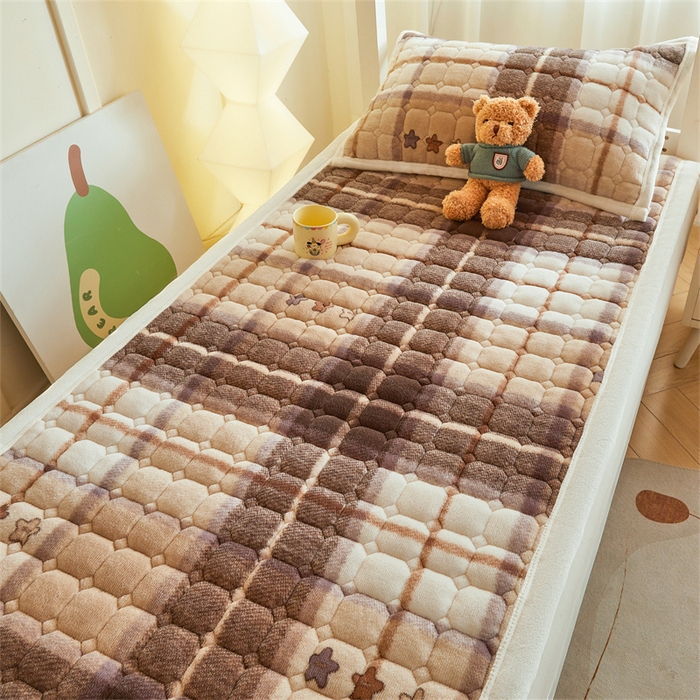 91家纺网 家纺一手货源 找家纺 慕木家纺 2025新款学生床牛奶绒印花床垫床护垫 床褥垫-菲拉格