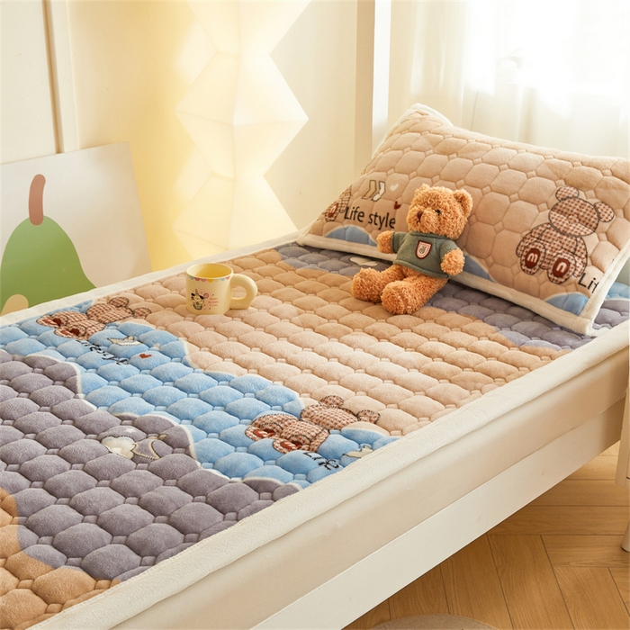 91家纺网 家纺一手货源 找家纺 慕木家纺 2025新款学生床牛奶绒印花床垫床护垫 床褥垫-水波熊