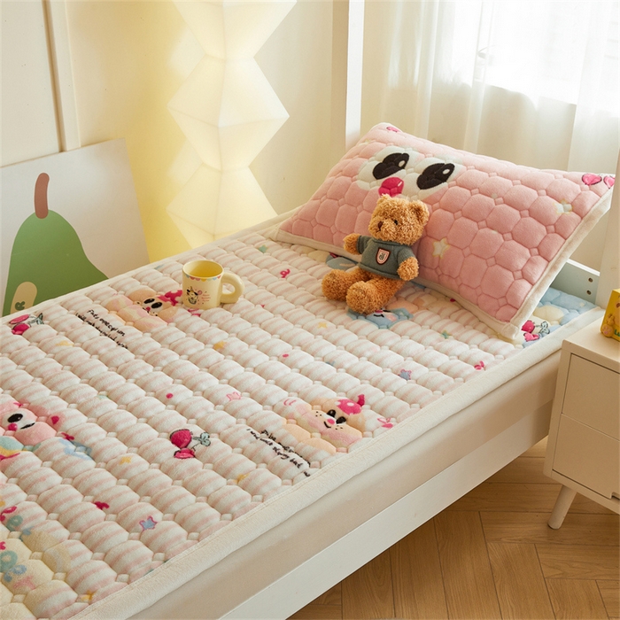 91家纺网 家纺一手货源 找家纺 慕木家纺 2025新款学生床牛奶绒印花床垫床护垫 床褥垫-樱桃小猪