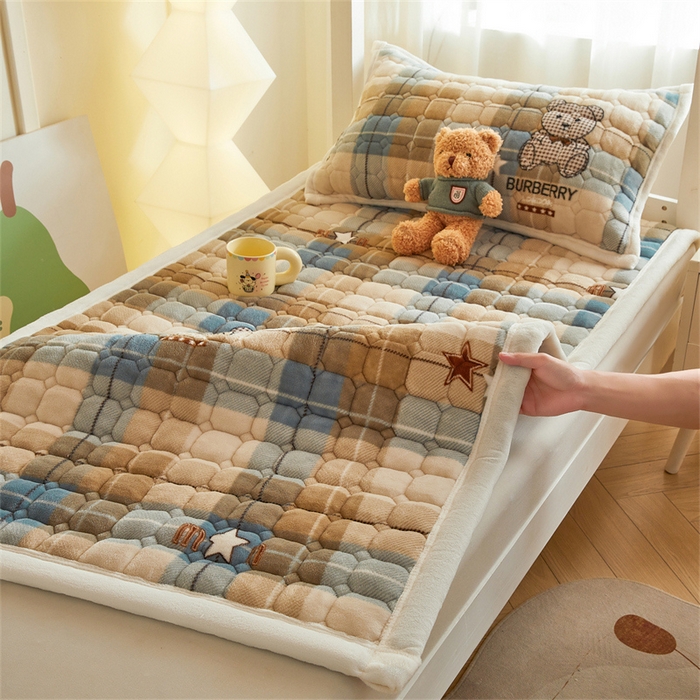 91家纺网 家纺一手货源 找家纺 慕木家纺 2025新款学生床牛奶绒印花床垫床护垫 床褥垫-绿格熊