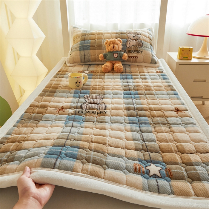 91家纺网 家纺一手货源 找家纺 慕木家纺 2025新款学生床牛奶绒印花床垫床护垫 床褥垫-绿格熊