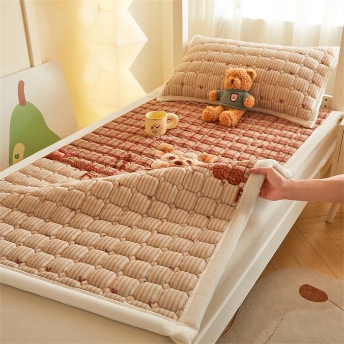 91家纺网 家纺一手货源 找家纺 慕木家纺 2025新款学生床牛奶绒印花床垫床护垫 床褥垫-杰米狗