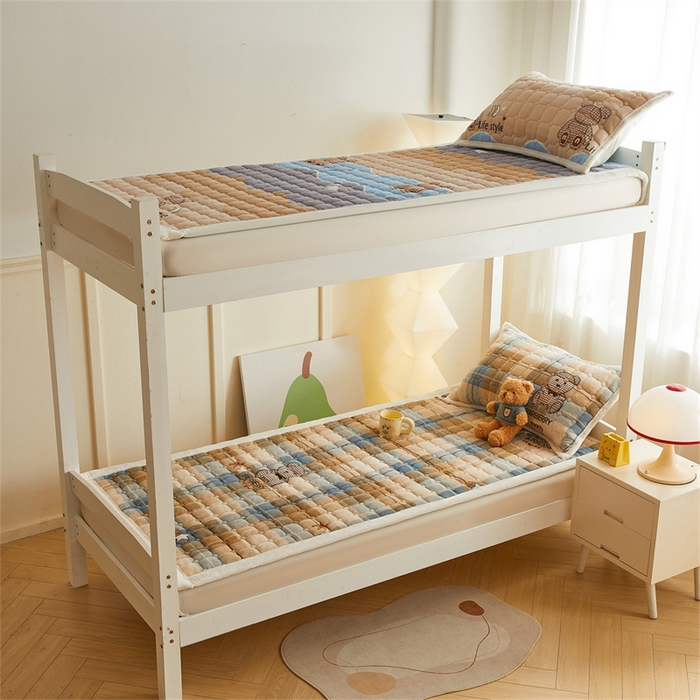 91家纺网 家纺一手货源 找家纺 慕木家纺 2025新款学生床牛奶绒印花床垫床护垫 床褥垫-绿格熊