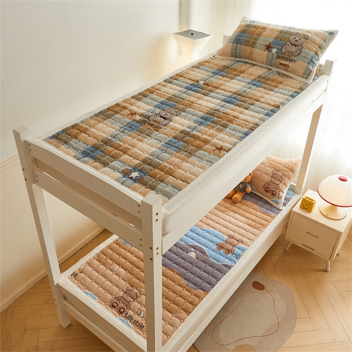 91家纺网 家纺一手货源 找家纺 慕木家纺 2025新款学生床牛奶绒印花床垫床护垫 床褥垫-绿格熊