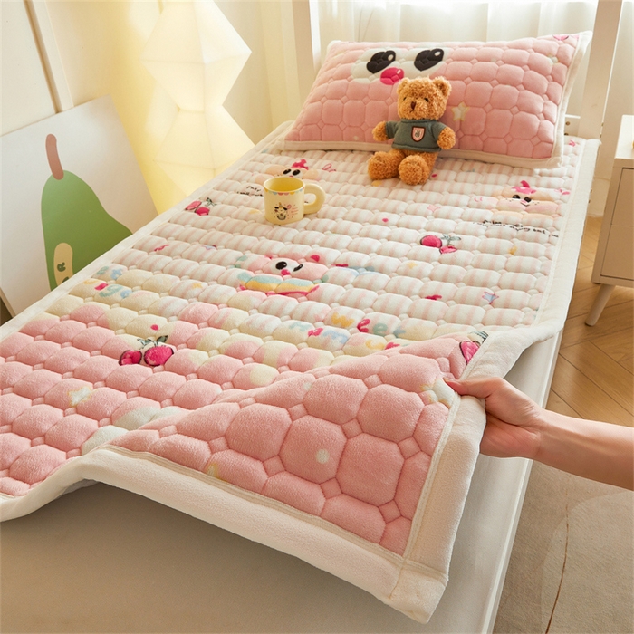 91家纺网 家纺一手货源 找家纺 慕木家纺 2025新款学生床牛奶绒印花床垫床护垫 床褥垫-樱桃小猪