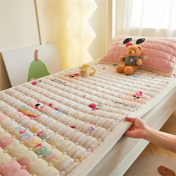 91家纺网 家纺一手货源 找家纺 慕木家纺 2025新款学生床牛奶绒印花床垫床护垫 床褥垫-樱桃小猪