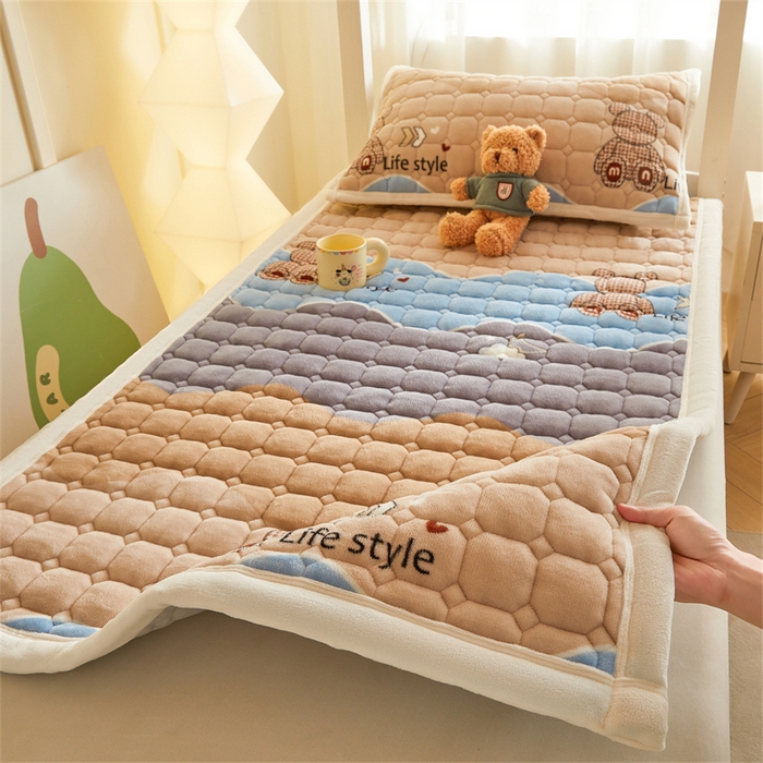 91家纺网 家纺一手货源 找家纺 慕木家纺 2025新款学生床牛奶绒印花床垫床护垫 床褥垫-水波熊