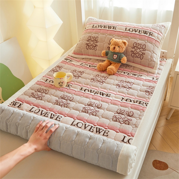 91家纺网 家纺一手货源 找家纺 慕木家纺 2025新款学生床牛奶绒印花床垫床护垫 床褥垫-蝶舞飞