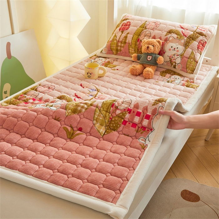 91家纺网 家纺一手货源 找家纺 慕木家纺 2025新款学生床牛奶绒印花床垫床护垫 床褥垫-芭比猫