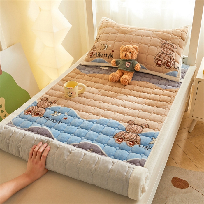 91家纺网 家纺一手货源 找家纺 慕木家纺 2025新款学生床牛奶绒印花床垫床护垫 床褥垫-水波熊