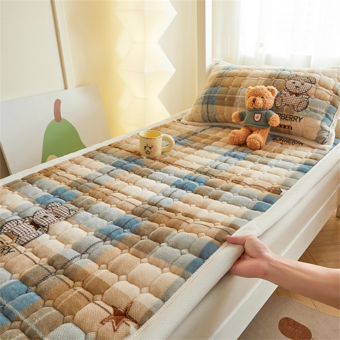 91家纺网 家纺一手货源 找家纺 慕木家纺 2025新款学生床牛奶绒印花床垫床护垫 床褥垫-绿格熊