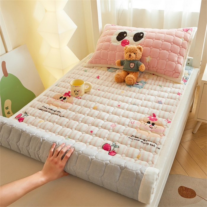 91家纺网 家纺一手货源 找家纺 慕木家纺 2025新款学生床牛奶绒印花床垫床护垫 床褥垫-樱桃小猪