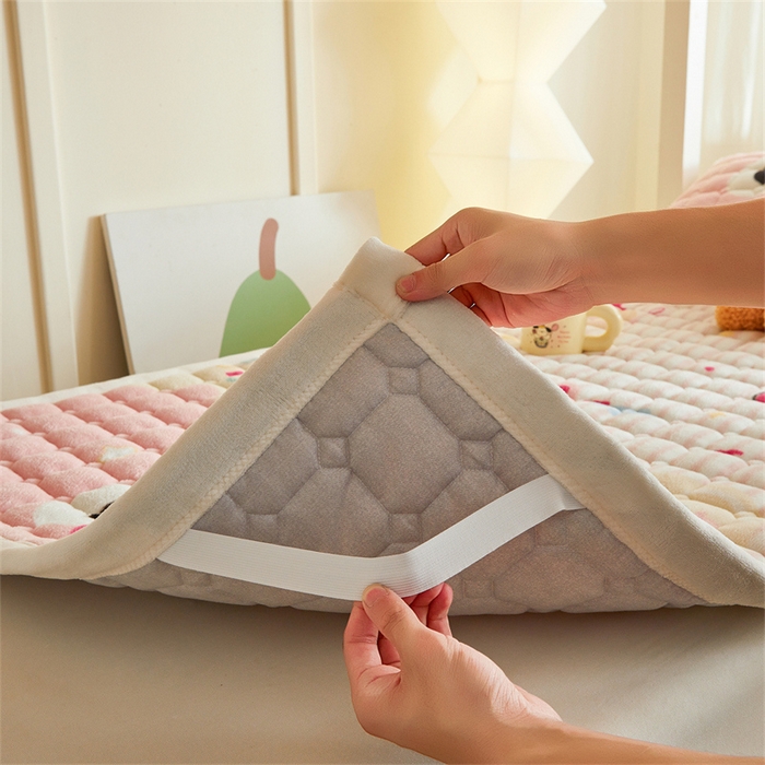 91家纺网 家纺一手货源 找家纺 慕木家纺 2025新款学生床牛奶绒印花床垫床护垫 床褥垫-樱桃小猪