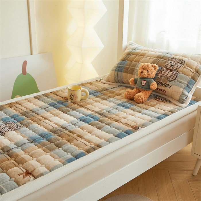 91家纺网 家纺一手货源 找家纺 慕木家纺 2025新款学生床牛奶绒印花床垫床护垫 床褥垫-绿格熊