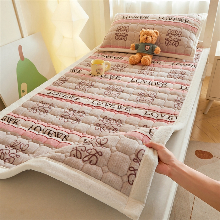 91家纺网 家纺一手货源 找家纺 慕木家纺 2025新款学生床牛奶绒印花床垫床护垫 床褥垫-蝶舞飞