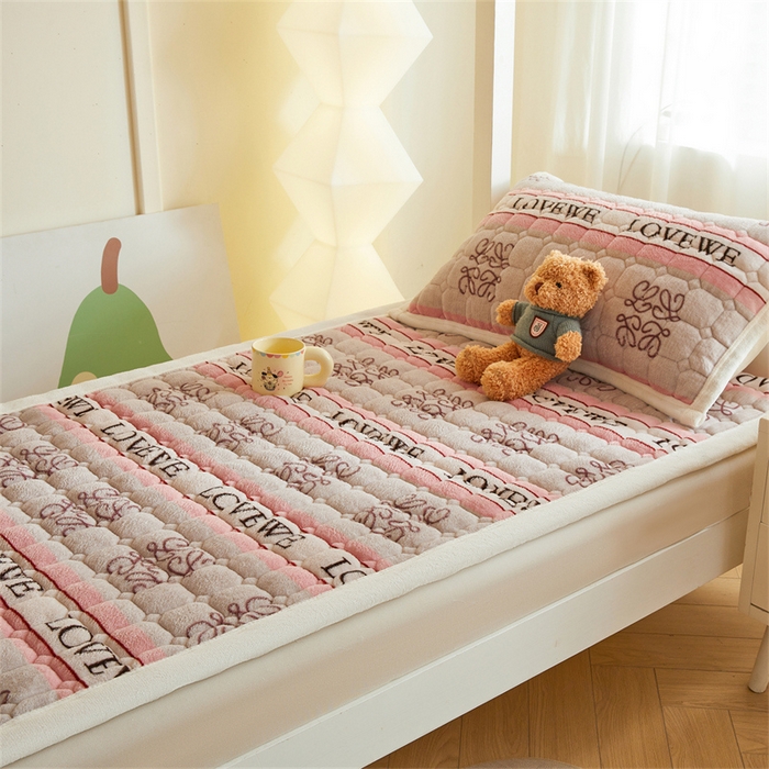 91家纺网 家纺一手货源 找家纺 慕木家纺 2025新款学生床牛奶绒印花床垫床护垫 床褥垫-蝶舞飞