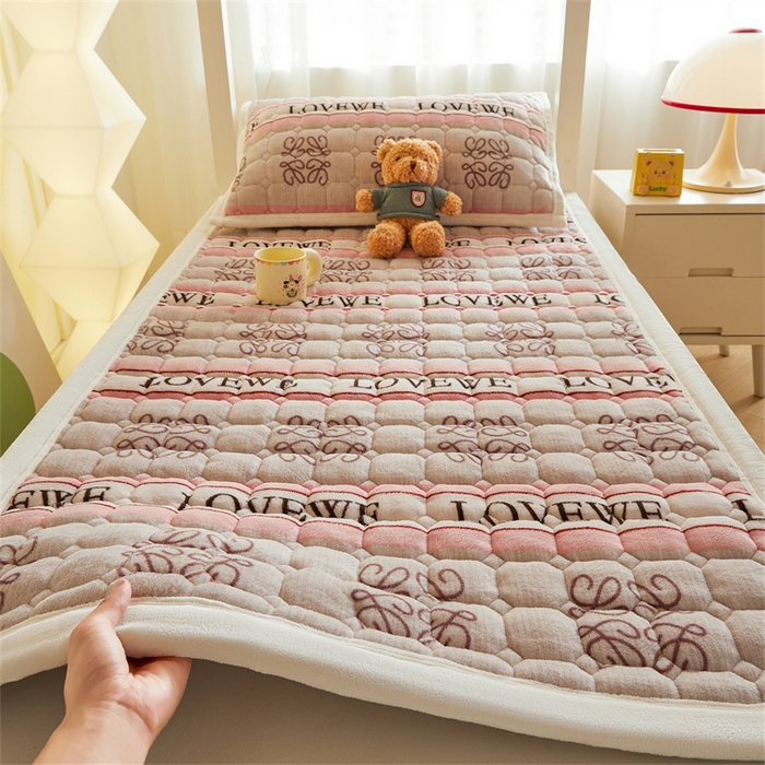 91家纺网 家纺一手货源 找家纺 慕木家纺 2025新款学生床牛奶绒印花床垫床护垫 床褥垫-蝶舞飞