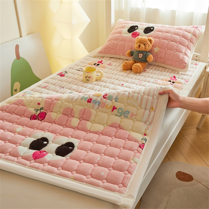 91家纺网 家纺一手货源 找家纺 慕木家纺 2025新款学生床牛奶绒印花床垫床护垫 床褥垫-樱桃小猪