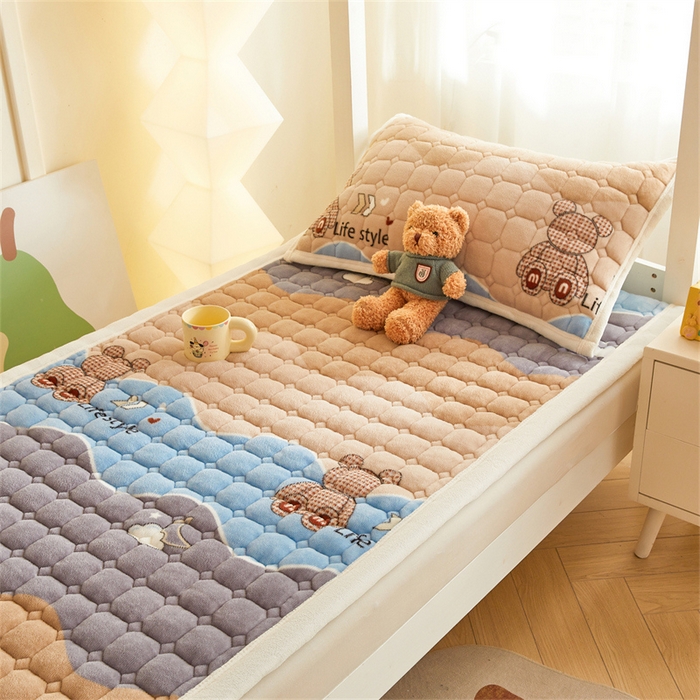 91家纺网 家纺一手货源 找家纺 慕木家纺 2025新款学生床牛奶绒印花床垫床护垫 床褥垫-水波熊