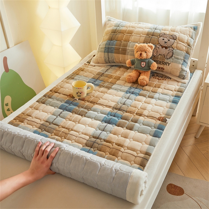 91家纺网 家纺一手货源 找家纺 慕木家纺 2025新款学生床牛奶绒印花床垫床护垫 床褥垫-绿格熊